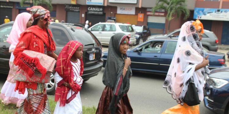 (Reportage) Côte d’Ivoire: A la Tabaski, les enfants renflouent leurs bourses grâce aux « Sambê-Sambê »