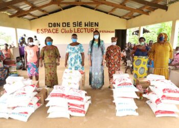 Solidarité Covid-19 : l’épouse du député-maire d’Adiaké distribue des kits alimentaires et sanitaires aux femmes du département