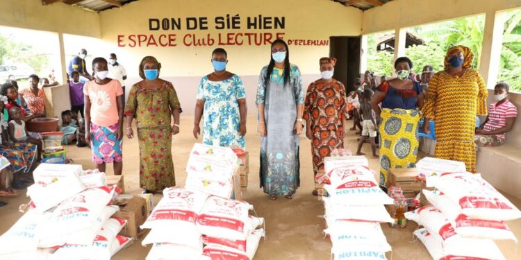 Solidarité Covid-19 : l’épouse du député-maire d’Adiaké distribue des kits alimentaires et sanitaires aux femmes du département