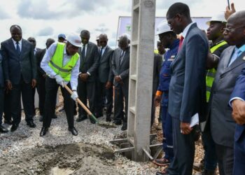 MAN: le PM Gon Coulibaly lance les travaux d&rsquo;extension du réseau électrique dans 29 quartiers