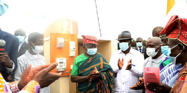 Electricité : le Président Alassane Ouattara met sous tension trois villages de Zuenoula