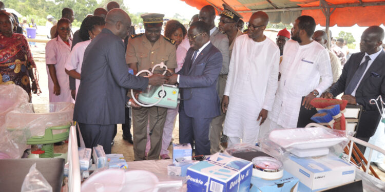 Le premier ministre Amadou Gon Coulibaly offre des équipements médicaux au centre de santé de Gbémazo
