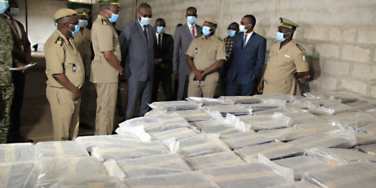 Lutte contre la fraude : 5 tonnes de drogue saisies par les douanes d’Abengourou présentées au ministre Moussa Sanogo
