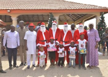 Fêtes de fin d’année : Bruno Koné gâte plus de 2 000 enfants de la Bagoué