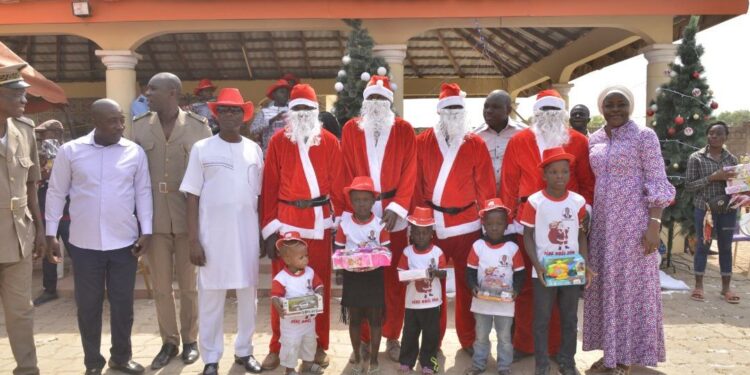 Fêtes de fin d’année : Bruno Koné gâte plus de 2 000 enfants de la Bagoué