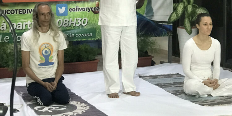 Prévention contre le Coronavirus : Le Yoga une solution pour l’ambassadeur de l’Inde