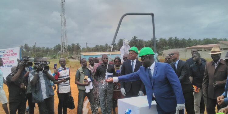 Jacqueville/ Programme eau pour tous : Le ministre Claude Isaac Dé procède à l’inauguration d’un château d’eau à Sassako-Begnini