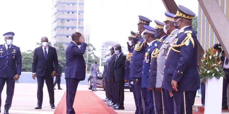 Côte d’Ivoire/An 60 de l’indépendance : prise d’armes au Palais présidentiel en présence de Ouattara