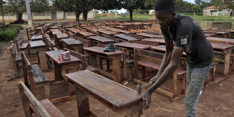 Education : 150 tables-bancs au groupe scolaire de Gbémazo