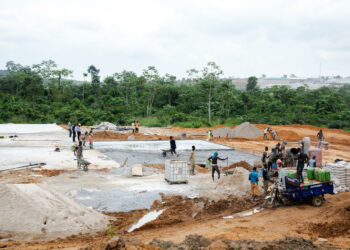 Côte d’Ivoire : l’UNICEF pose la première pierre  d’une usine de briques en plastique recyclé,  unique en son genre en Afrique