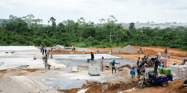 Côte d’Ivoire : l’UNICEF pose la première pierre  d’une usine de briques en plastique recyclé,  unique en son genre en Afrique