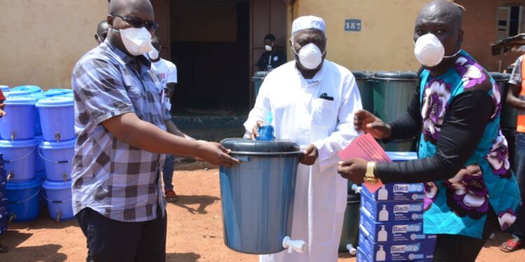 Daloa/Covid-19 : Plus de 200 kits sanitaires offerts aux ménages du quartier Ségou