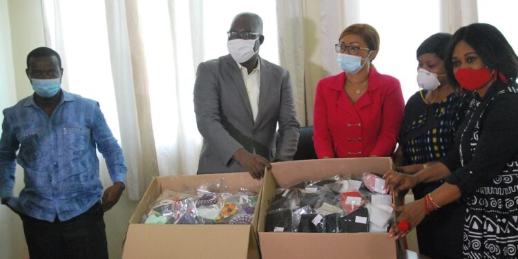 Côte ‘dIvoire/Covid-19 : les créateurs de mode offrent 1000 cache-nez aux journalistes