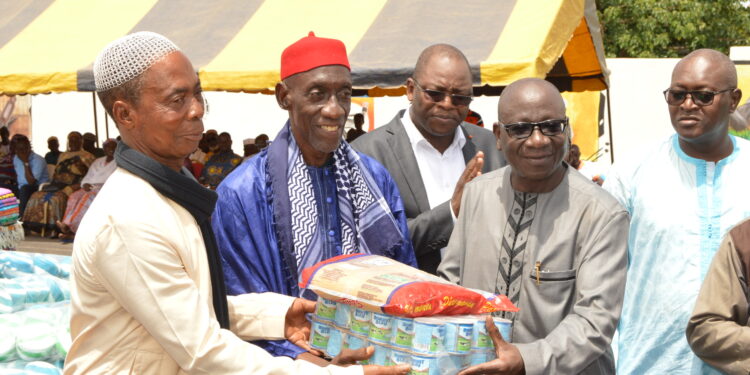 Ramadan: le DG des impôts offre 30 tonnes de vivres et non vivres aux populations du Hambol au nom du chef de l’Etat et du Premier ministre