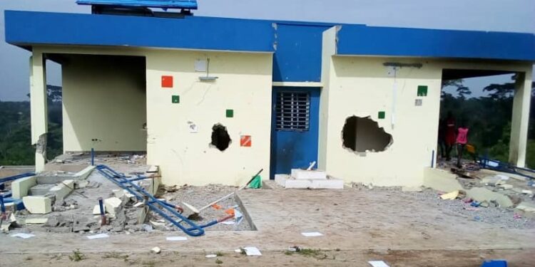 Côte d’Ivoire/ Le nouveau poste de police de Sipilou saccagé et incendié par des manifestants en colère