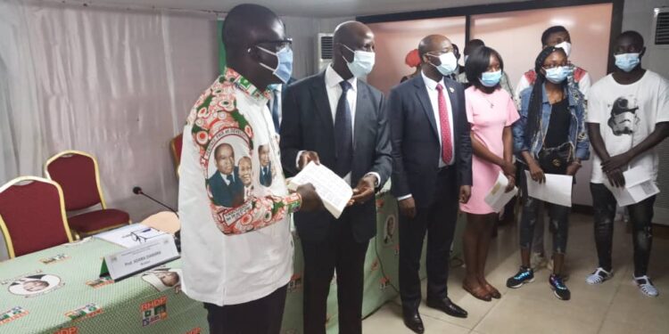 Révision de la liste électorale : Le ministre Adama Diawara offre 4500 timbres à la jeunesse du Rhdp