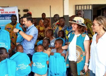 Port-Bouet : Une entreprise de parfumerie offre 300 kits scolaires aux  élèves du groupe scolaire d’abouabou
