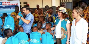 Port-Bouet : Une entreprise de parfumerie offre 300 kits scolaires aux  élèves du groupe scolaire d’abouabou