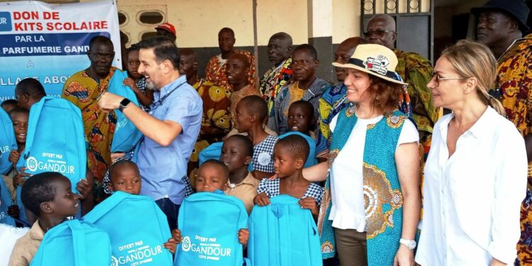 Port-Bouet : Une entreprise de parfumerie offre 300 kits scolaires aux  élèves du groupe scolaire d’abouabou