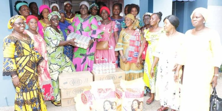 Ramadan 2019 : Mabri Toikeusse offre des vivres aux musulmanes de l’UDPCI