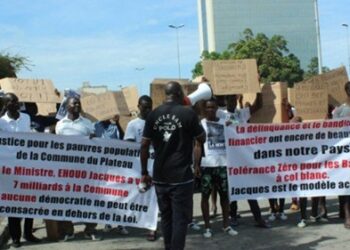 Abidjan: manifestant pour la révocation du maire Ehouo, plusieurs jeunes gazés et arrêtés