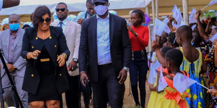 Côte d’Ivoire/Rentrée scolaire 2020-2021 : l’ONG BLOOM soulage près de 300 jeunes filles