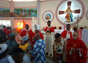 Korhogo/Pentecôte : Mgr Ignace Bessi envoie les fidèles en mission pour la paix.