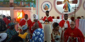 Korhogo/Pentecôte : Mgr Ignace Bessi envoie les fidèles en mission pour la paix.
