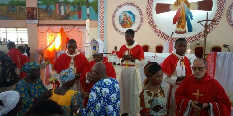 Korhogo/Pentecôte : Mgr Ignace Bessi envoie les fidèles en mission pour la paix.