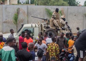 Abidjan suspend tout flux financier avec Bamako