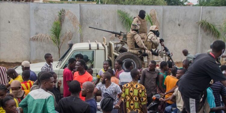 Abidjan suspend tout flux financier avec Bamako