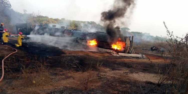 Katiola : un camion-citerne transportant 45.000 L de carburant prend feu, 2 morts