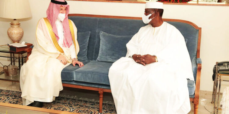 Diplomatie : Le Président Alassane Ouattara échange avec le ministre d’Etat aux Affaires africaines du royaume d’Arabie Saoudite