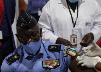 Covid 19 : les photos des ministres, des enseignants, des médecins et des Fds vaccinés le lundi 1er mars à Abidjan. Photos : Saint Cyrille