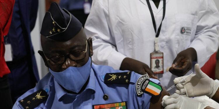 Covid 19 : les photos des ministres, des enseignants, des médecins et des Fds vaccinés le lundi 1er mars à Abidjan. Photos : Saint Cyrille