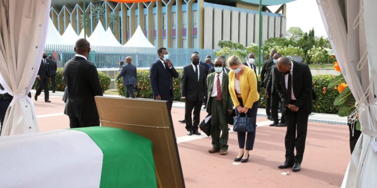 L’album photos de l’hommage de la nation au Premier ministre Hamed Bakayoko le mercredi 17 mars sur l’esplanade de la présidence de la République. Photos : Frat-Mat