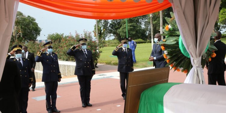 L’album photos de l’hommage de la nation au Premier ministre Hamed Bakayoko le mercredi 17 mars sur l’esplanade de la présidence de la République. Photos : Frat-Mat