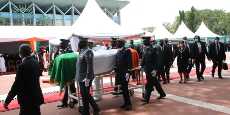 L’album photos de l’hommage de la nation au Premier ministre Hamed Bakayoko le mercredi 17 mars sur l’esplanade de la présidence de la République. Photos : Frat-Mat
