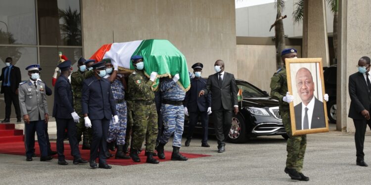 Les images de l’arrivée de la dépouille du premier ministre Hamed Bakayoko décédé le 10 mars en Allemagne. Phs: Saint Cyrille