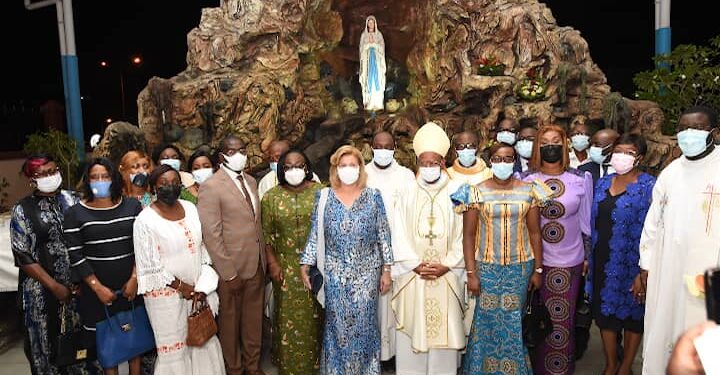 Côte d’Ivoire : La Première Dame Dominique Ouattara prie pour la paix et la santé