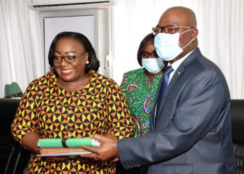 Passation de charges au ministère de la Fonction Publique : Anne Ouloto s’engage à poursuivre l’œuvre de ses prédécesseurs