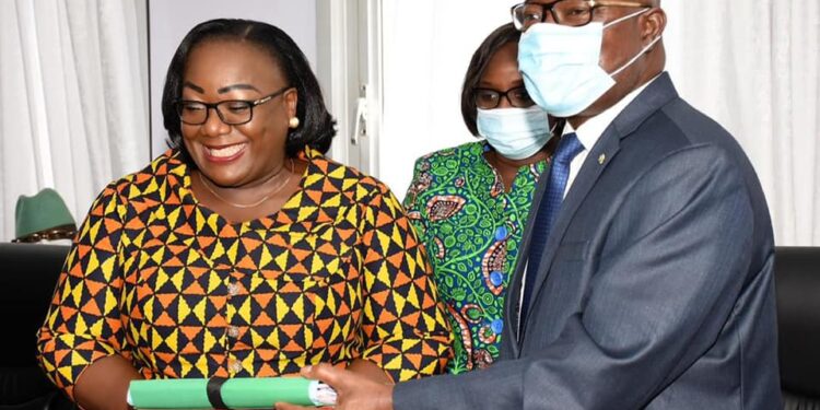 Passation de charges au ministère de la Fonction Publique : Anne Ouloto s’engage à poursuivre l’œuvre de ses prédécesseurs
