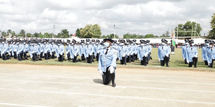 Sortie de la 43e promotion des élèves commissaires de Police vendredi 16 avril à l’école de Police à Abidjan. Photos Saint Cyrille