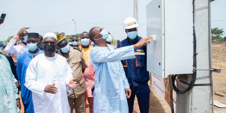 Côte d’Ivoire/Electrification : Bruno Koné branche Boyo au réseau électrique