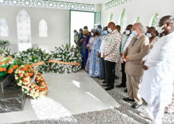 Funérailles traditionnelles d`Amadou Gon Coulibaly : le Premier Ministre Patrick Achi dépose une gerbe de fleurs sur la tombe du défunt