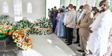 Funérailles traditionnelles d`Amadou Gon Coulibaly : le Premier Ministre Patrick Achi dépose une gerbe de fleurs sur la tombe du défunt