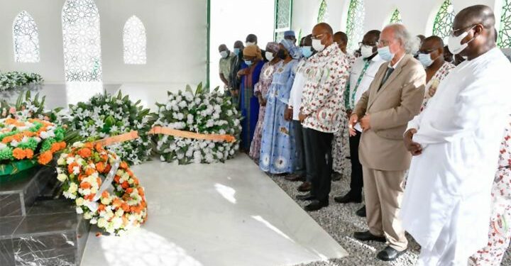 Funérailles traditionnelles d`Amadou Gon Coulibaly : le Premier Ministre Patrick Achi dépose une gerbe de fleurs sur la tombe du défunt
