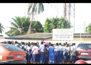 Grand-Bassam: en colère, des élèves envahissent le commissariat