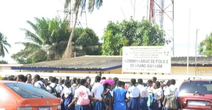 Grand-Bassam: en colère, des élèves envahissent le commissariat