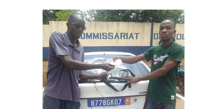 Yamoussoukro/Le taximan découvre un sac contenant 250.000 FCfa, voilà ce qu’il en fait…
